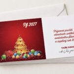 Detail novoročenky Dárečky PF 2027 na stohu přání s obálkou.