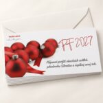 Detail sady novoročenek s červenými vánočními koulemi a PF 2027.