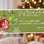 Novoročenka 128 – Retro ozdoby držená v ruce.