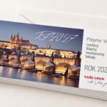 Sváteční Pražský hrad s Karlovým mostem v popředí – detail novoročenky.