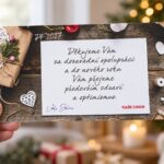 Vánoční vzkaz – novoročenka držená v ruce.