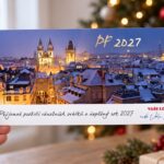 Noční zasněžená Praha – novoročenka držená v ruce.