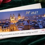 Noční zasněžená Praha – novoročenka s obálkou při pohledu shora.
