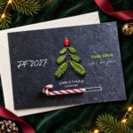 Christmas loading – novoročenka s obálkou při pohledu shora.