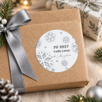 Vánoční samolepka 35 – PF 2027 – Na dárku