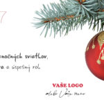 Biela novoročenka s červenou vianočnou ozdobou na vetvičke, vlastným textom a logom.