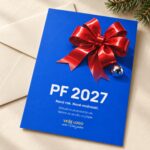 Novoročenka 578 – Cobalt pop – PF 2027, červená mašle na výrazném kobaltově modrém pozadí, A6 na výšku, ilustrační zátiší