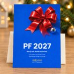 Novoročenka 578 – Cobalt pop – PF 2027, červená mašle na výrazném kobaltově modrém pozadí, A6 na výšku, ilustrační zátiší