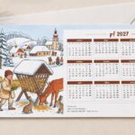Novoročenka 585 – Krmelec s kalendářem – PF 2027, děti krmící lesní zvířata v zimní krajině, DL na šířku s kalendářem 2027, ilustrační zátiší