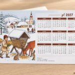 Novoročenka 585 – Krmelec s kalendářem – PF 2027, děti krmící lesní zvířata v zimní krajině, DL na šířku s kalendářem 2027, ilustrační zátiší