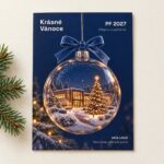 Novoročenka 595 – Společný rok – PF 2027, vánoční koule s moderním domem na tmavě modrém pozadí, A6 na výšku, ilustrační zátiší