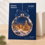 Novoročenka 595 – Společný rok – PF 2027, vánoční koule s moderním domem na tmavě modrém pozadí, A6 na výšku, ilustrační zátiší