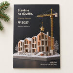 Novoročenka 602 – Vánoční hvězda pro stavbaře – PF 2027, stavební jeřáb se zlatou hvězdou nad rozestavěným domem, A6 na výšku, ilustrační zátiší