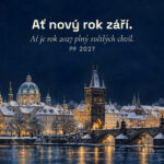 Novoročenka 603 – Zimní město – PF 2027, osvětlená zasněžená Praha a Karlův most za zimního večera, DL na šířku